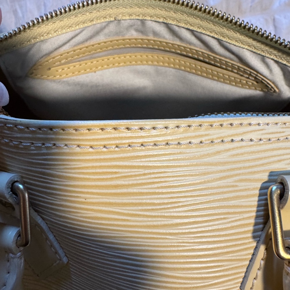 LOUIS VUITTON CLASSIC SPEEDY 25 EPI LEATHER HANDBAG - Picture 9 of 16